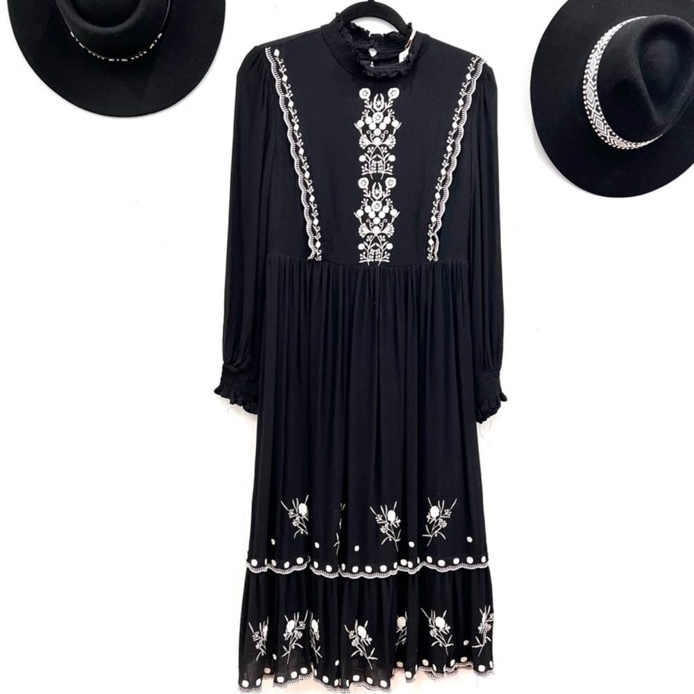 IN LOOM Sz small Black mock neck embroidered midi dress